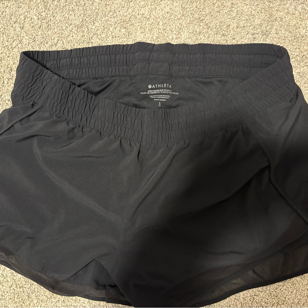 Excellent condition. Like new. Athleta Mesh Racer Run Mid Rise 4” Shorts